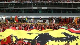 La festa dei tifosi Ferrari davanti ai box