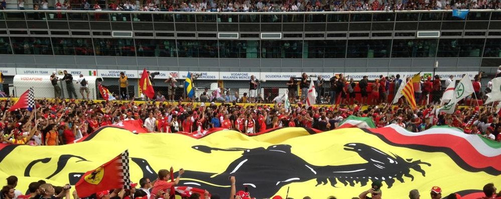 La festa dei tifosi Ferrari davanti ai box