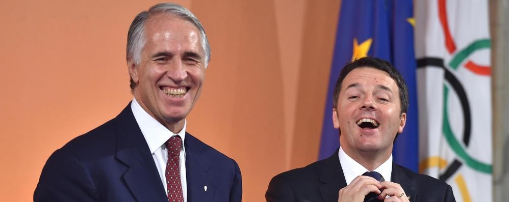 Il presidente del Consiglio, Matteo Renzi, con il presidente del Coni, Giovanni Malago'