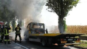 Seregno - Il carro attrezzi che ha preso fuoco in via Montello a Seregno ( foto Volonterio)