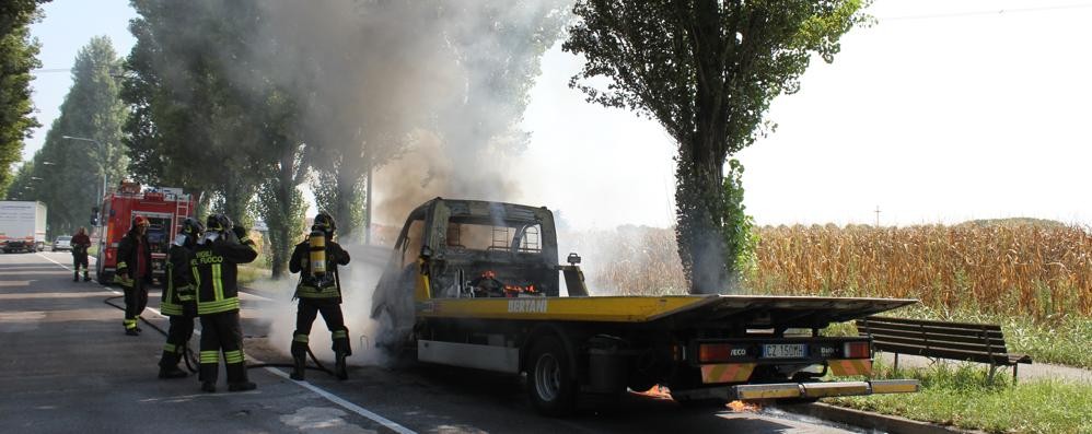 Seregno - Il carro attrezzi che ha preso fuoco in via Montello a Seregno ( foto Volonterio)