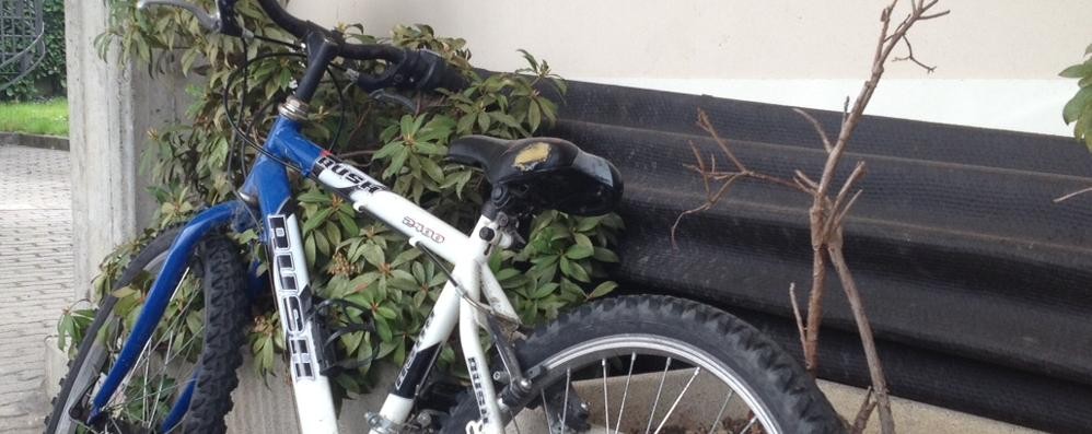 FurLa bici era appoggiata al muretto fuori dalla caserma (foto di repertorio)