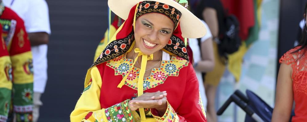 Un altro suggerimento utile è di ingannare l’attesa godendosi i tanti spettacoli folkloristici proposti.