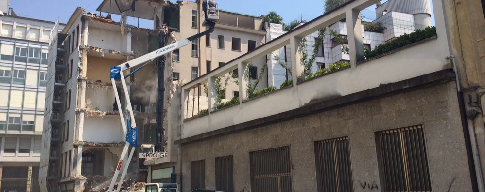 I lavori di demolizione dell’edificio