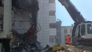 Procedono senza sosta i lavori di demolizione dell’edificio di cinque piani di via Pennati, a Monza, in pieno cento