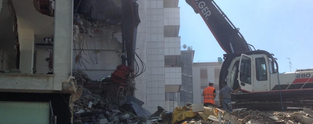 Procedono senza sosta i lavori di demolizione dell’edificio di cinque piani di via Pennati, a Monza, in pieno cento