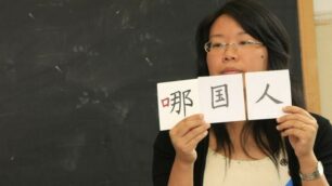 Una lezione di cinese a scuola: il Mosé Bianchi di Monza apre la nuova sezione