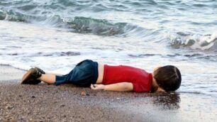 Aylan morto sulla spiaggia: la foto da mostrare anche a un figlio