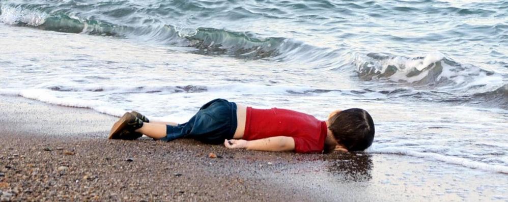 Aylan morto sulla spiaggia: la foto da mostrare anche a un figlio