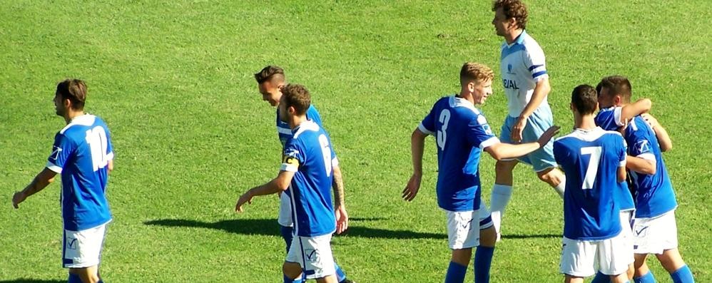 Seregno, l'esultanza dopo il gol di Matteo Cavallini