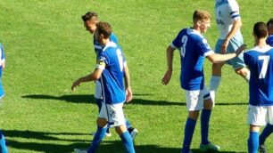 L'esultanza azzurra dopo il sesto gol al Sondrio firmato da Matteo Cavallini