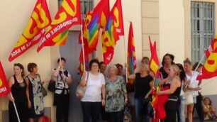 Protesta dei lavoratori del centro cottura di Paderno Dugnano