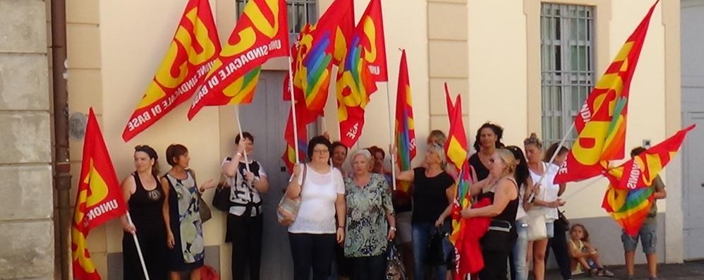 Protesta dei lavoratori del centro cottura di Paderno Dugnano