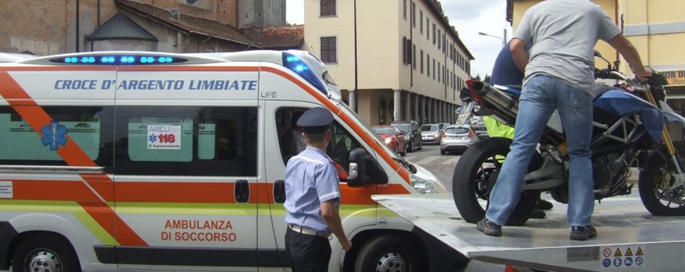 La motocicletta caricata sul carro attrezzi.