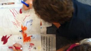 Bambini alla prese con il disegno di Chagall