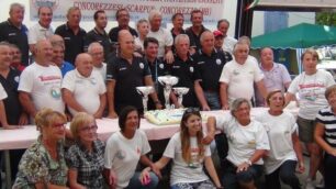 Concorezzo, la festa dell’associazione Scarpun: il taglio della torta per il traguardo dei 40 anni