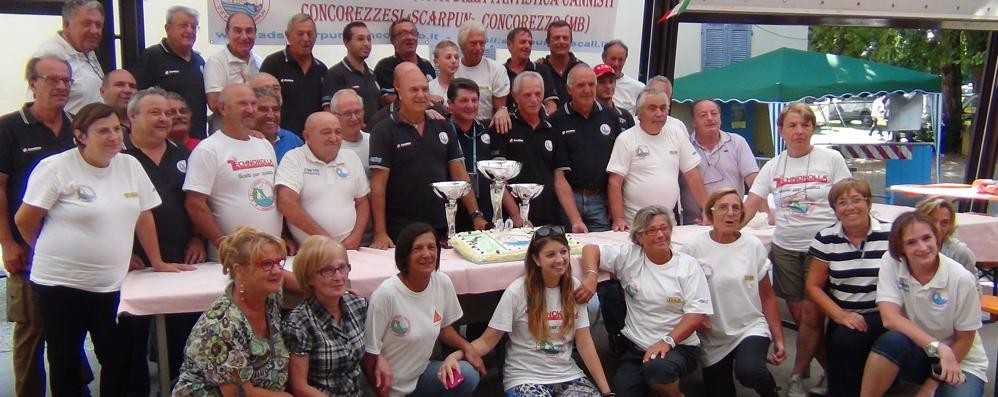 Concorezzo, la festa dell’associazione Scarpun: il taglio della torta per il traguardo dei 40 anni