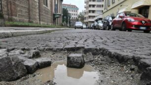 Monza: il porfido in via Magenta distrutto dal passaggio delle auto