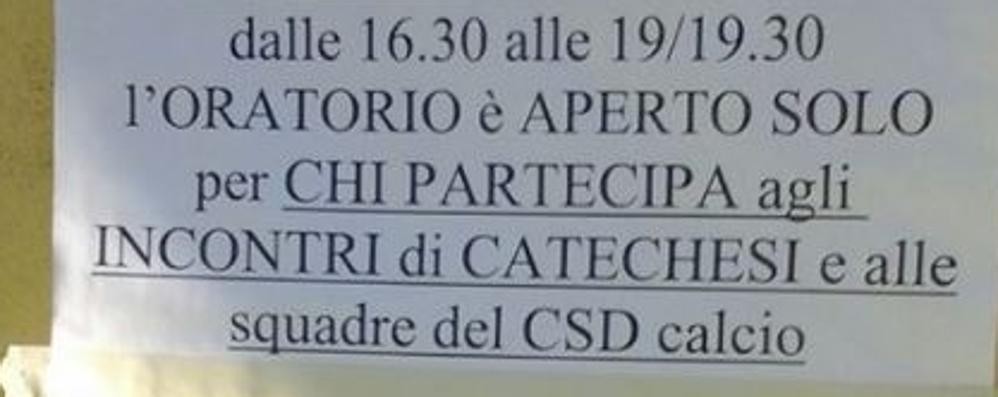 il cartello affisso davanti all'oratorio di via Grandi a Desio