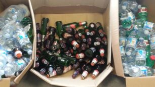 Monza, le bevande sequestrate dalla polizia locale ai venditori abusivi nei giorni dell’Mtv Digital days