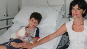 Giacomo con la mamma Antonella all’ospedale San Gerardo, centro di chirurgia della mano. L’equipe del professore Massimo Del Bene gli ha salvato il braccio