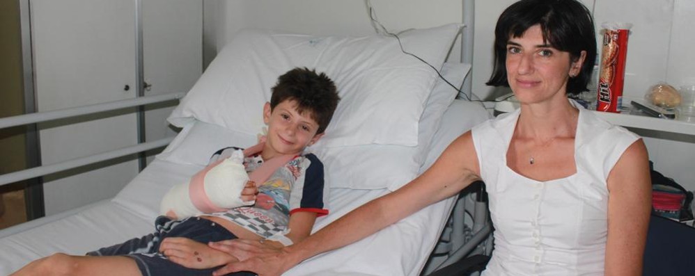 Giacomo con la mamma Antonella all’ospedale San Gerardo, centro di chirurgia della mano. L’equipe del professore Massimo Del Bene gli ha salvato il braccio
