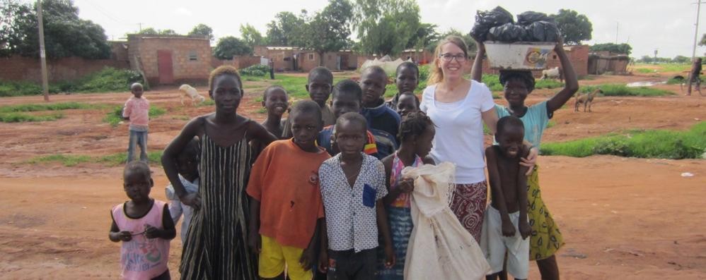 Lesmo, la studentessa Silvia Platania con alcuni bambini burkinabè.