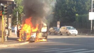 Il furgone in fiamme in via Prina, a Monza