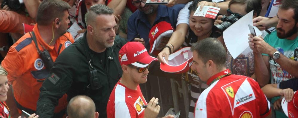 Sebastian Vettel in mezzo ai tifosi a Monza