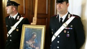 Icarabinieri del Nucleo tutela patrimonio culturale col quadro restituito alla curia di Milano