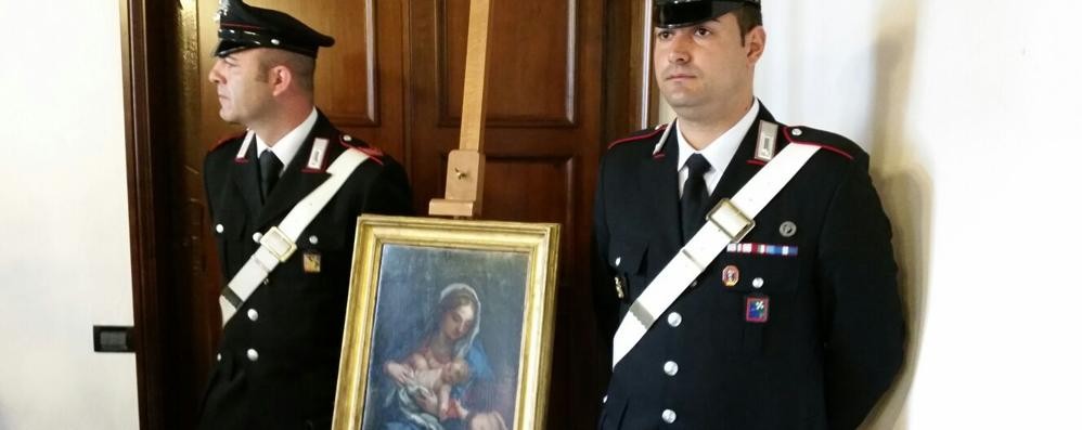 Icarabinieri del Nucleo tutela patrimonio culturale col quadro restituito alla curia di Milano