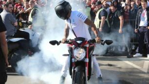 Il burnout del campione del mondo della Mercedes, Lewis Hamilton, all’arrivo all’autodromo domenica mattina