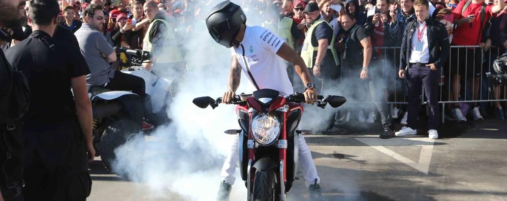 Il burnout del campione del mondo della Mercedes, Lewis Hamilton, all’arrivo all’autodromo domenica mattina