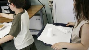 Studenti in mensa a scuola: a Monza cambiano le regole