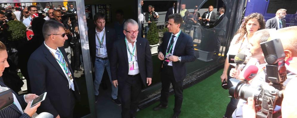 Roberto Maroni con i dirigenti Sias dopo l’incontro con Bernie Ecclestone