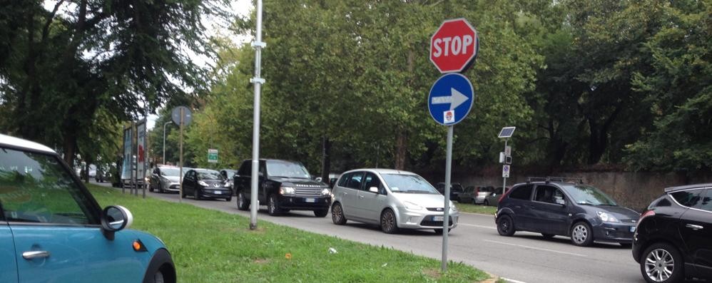 Code in via Boccaccio a Monza