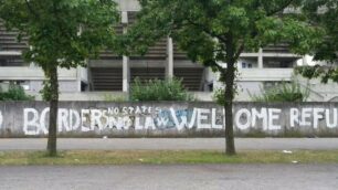 Un messaggio comparso sul muro dello stadio Brianteo a Monza