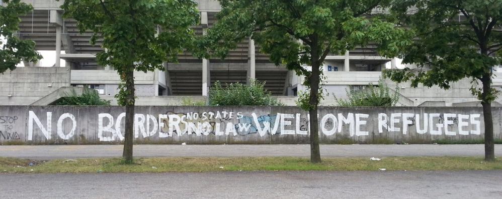 Un messaggio comparso sul muro dello stadio Brianteo a Monza