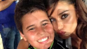 Lissone, il selfie di Riccardo Tonali con Belen Rodriguez (foto da Facebook)