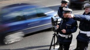 Vigili al lavoro con un telelaser (foto d’archivio)