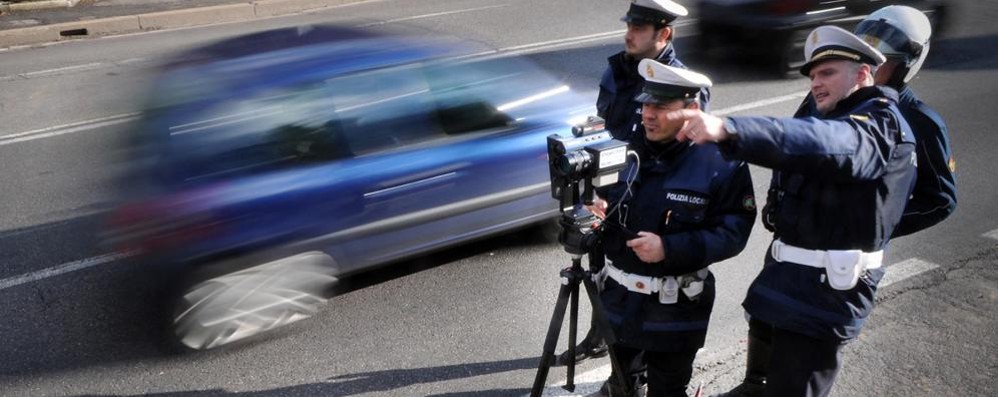 Vigili al lavoro con un telelaser (foto d’archivio)