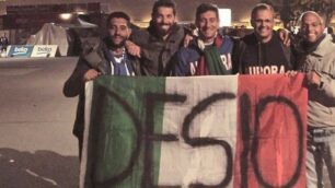 I tifosi desiani al seguito dell’Italbasket fotografati fuori dalla Mercedes Benz Arena di Berlino