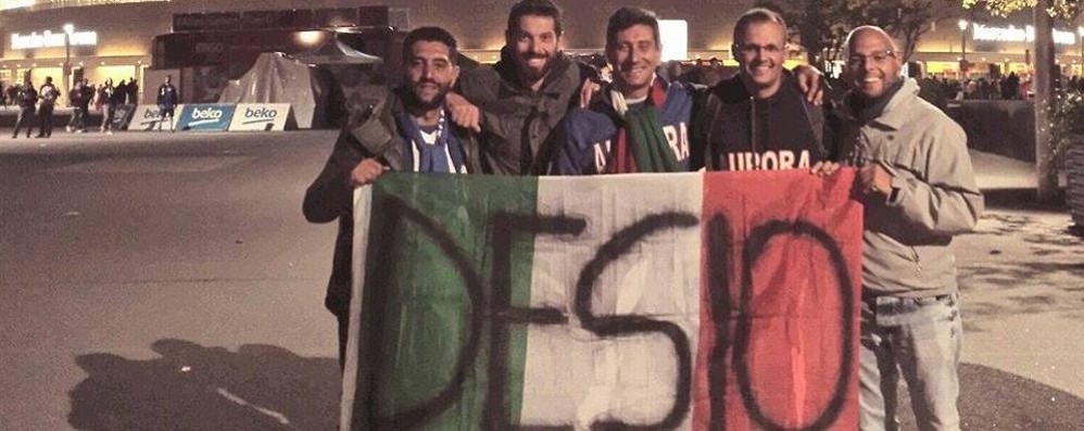 I tifosi desiani al seguito dell’Italbasket fotografati fuori dalla Mercedes Benz Arena di Berlino