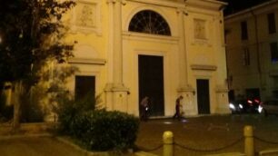 I carabinieri davanti alla chiesa di Palazzolo