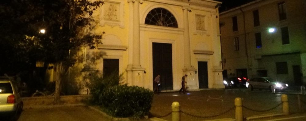 I carabinieri davanti alla chiesa di Palazzolo