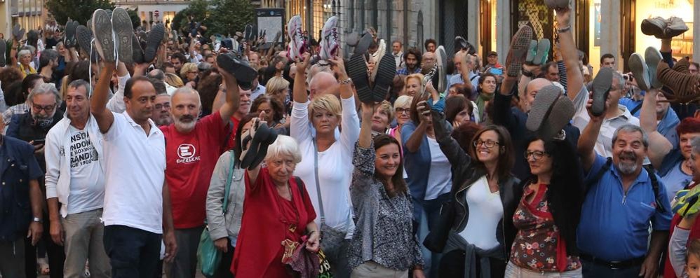 I partecipanti alla manifestazione in centro a Monza