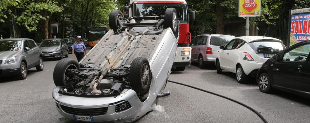 La Lancia Musa ribaltata in viale Regina Margherita