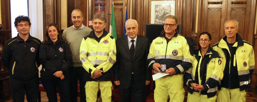 Monza, consegna di onorificenza civile a Raffaele Lattanzio - un volontario della protezione civile - che ha salvato nel giugno 2015 un infartuato nel parco