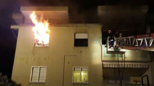 Monza, l’incendio in un appartamento di via Ferrucci