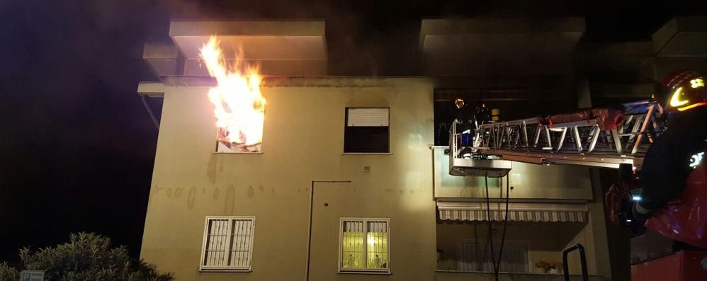 Monza, l’incendio in un appartamento di via Ferrucci